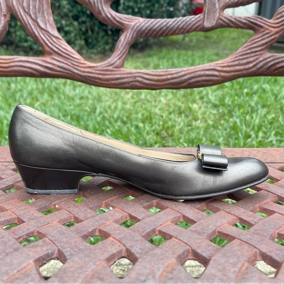 Salvatore Ferragamo Boutique Italian Vara Bow Pumps In Bronze Like New - Picture 3 of 14